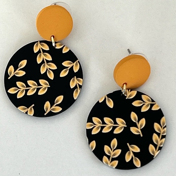 🌸Round Black Wood Style Earrings. Black with Tan Leaf Design - Picture 2 of 9